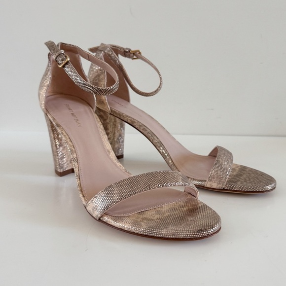 STUART WEITZMAN • Nearlynude Textured-Lamé Sandals In Oro - Picture 3 of 15